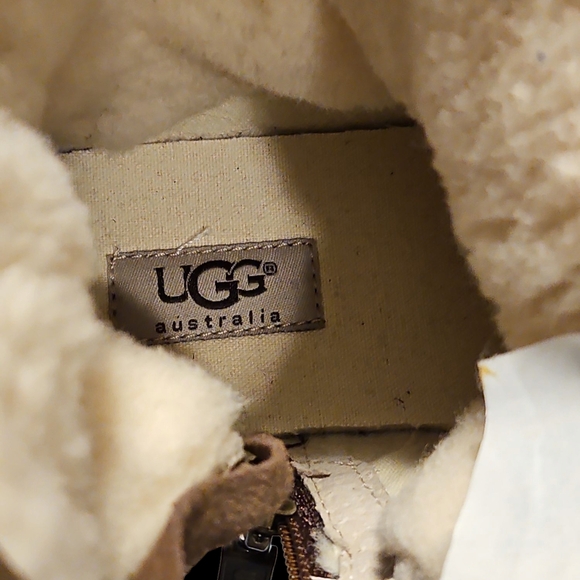 UGG White Label with Black Text Big Kids - Picture 6 of 6